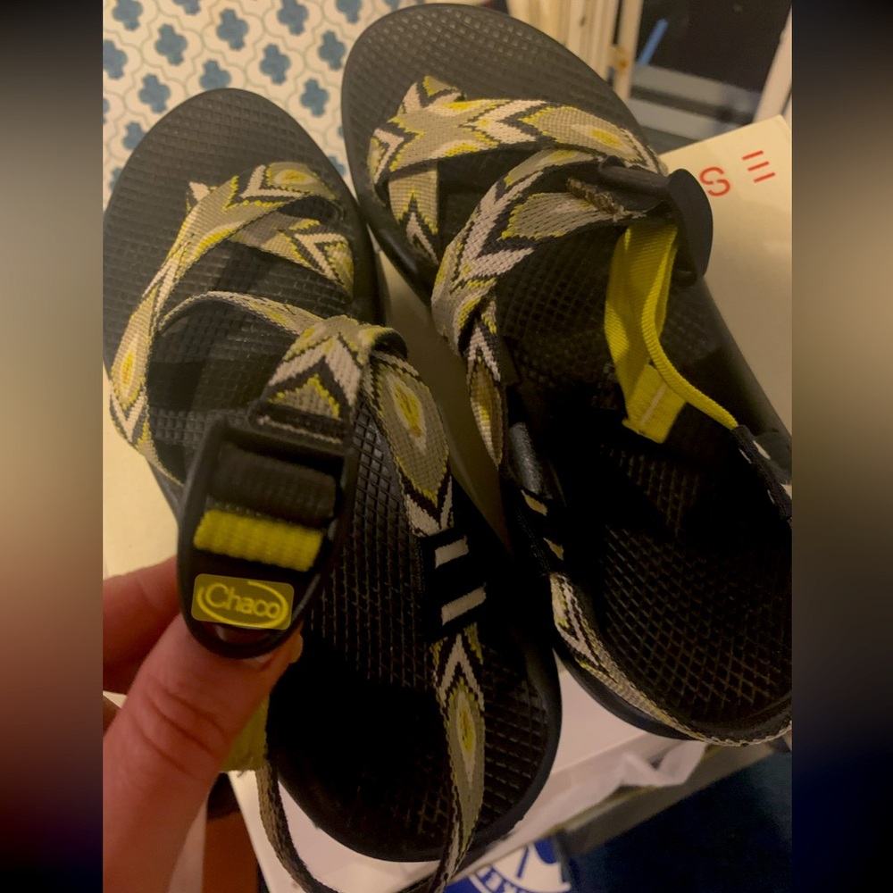 Chaco Black and Yellow  z/x Cloud toe loop Sandals Womens 10